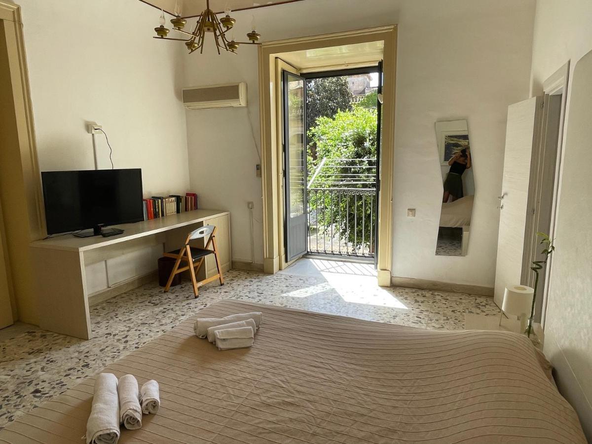 Bed And Books Isabella Bed and Breakfast Catánia Buitenkant foto