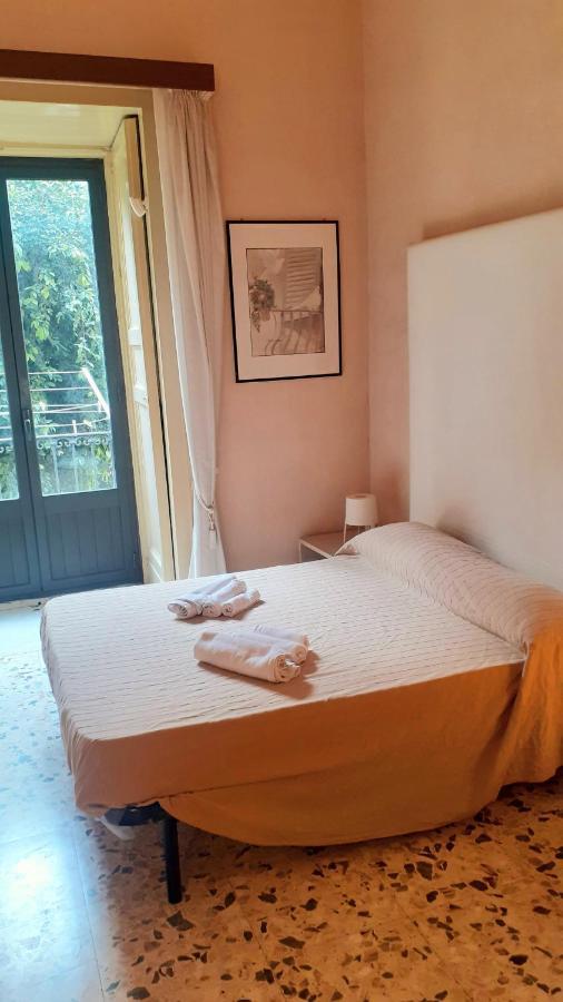 Bed And Books Isabella Bed and Breakfast Catánia Buitenkant foto