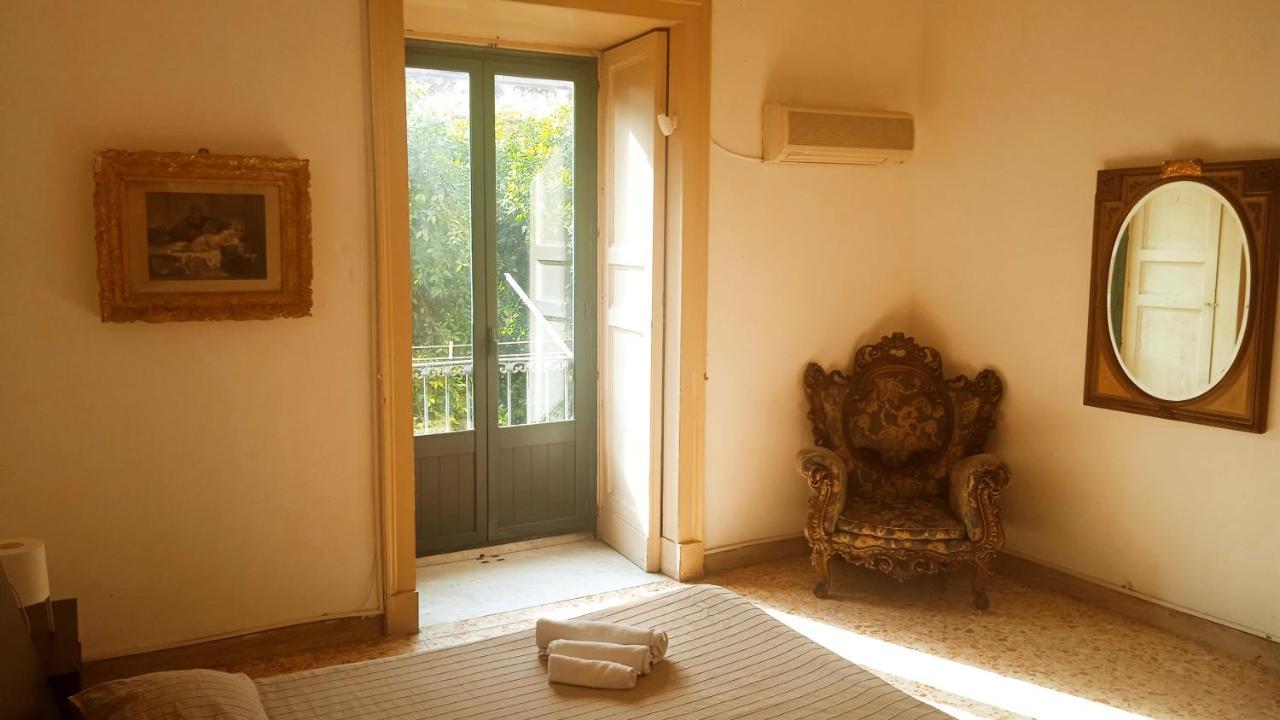 Bed And Books Isabella Bed and Breakfast Catánia Buitenkant foto
