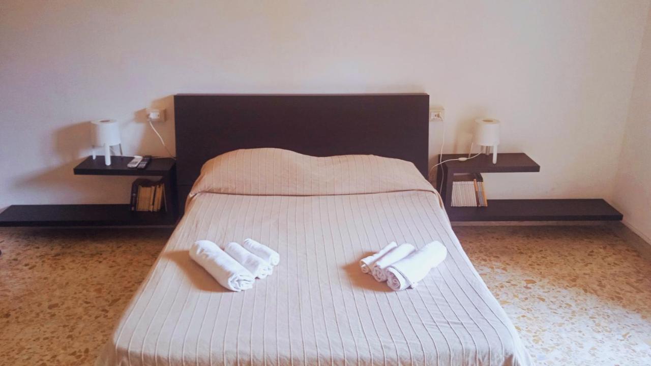 Bed And Books Isabella Bed and Breakfast Catánia Buitenkant foto